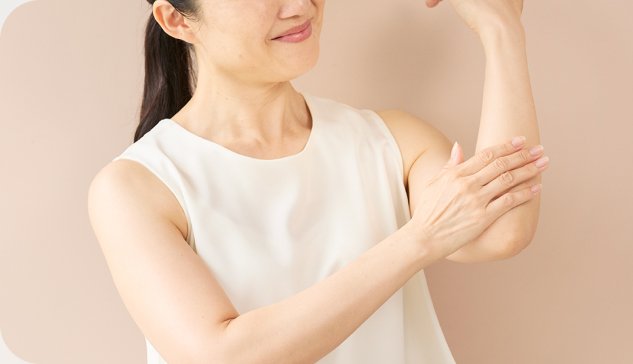 腕の肌をケアする様子